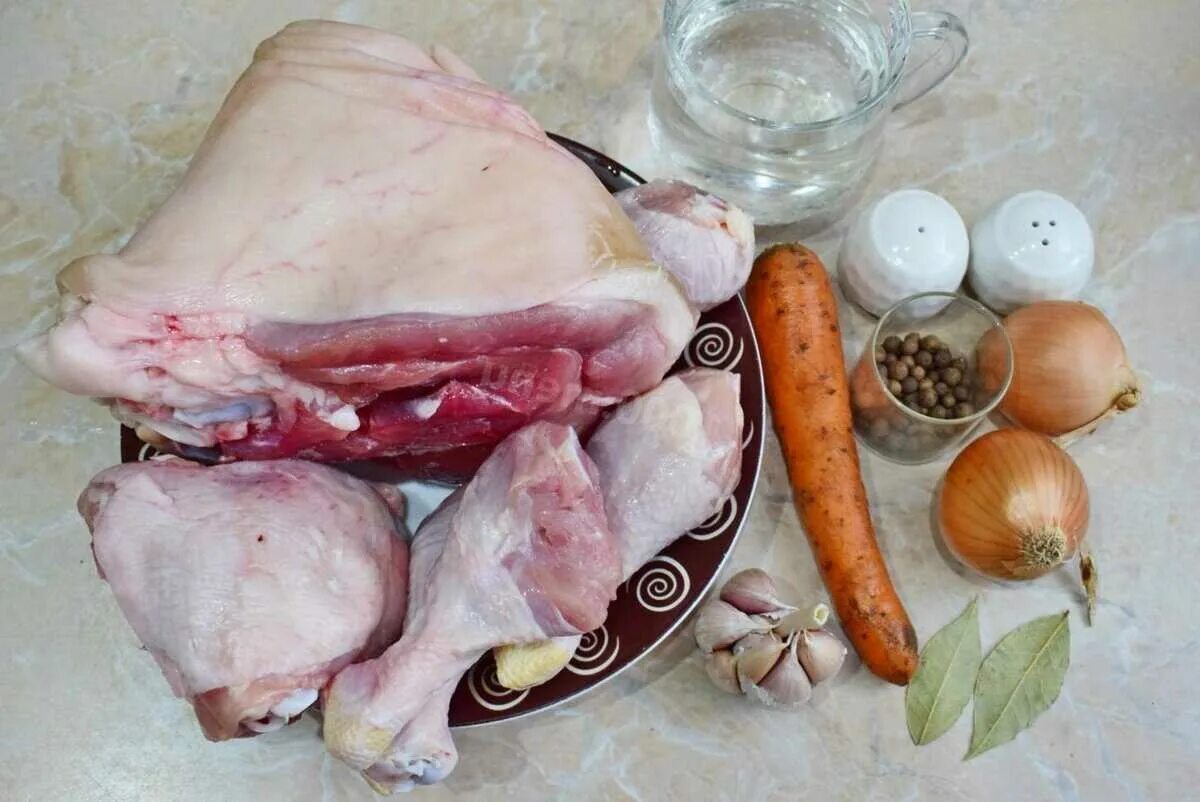 Приготовить холодец из свиной рульки и курицы. Свиная булдыжка на холодец. холодец из свиных ножек и рульки.