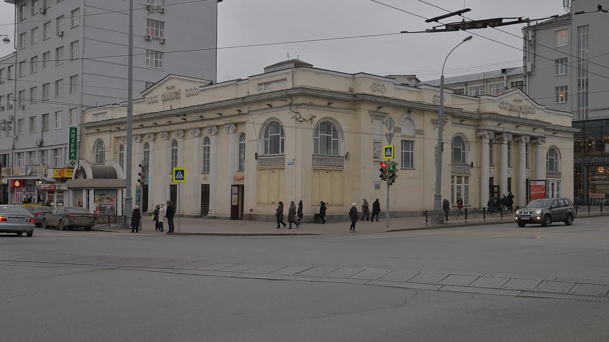 Кинотеатр екатеринбург. Бывшие кинотеатр екатеринбург. Кинотеатр каро аура. Премьер зал екатеринбург. Бывшие кинотеатр екатеринбург.