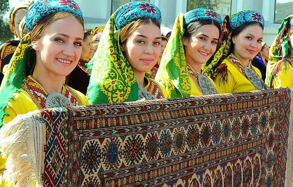 Туркменистан Туркмен туркменка нация. Национальная одежда Туркмении гупба. Туркмения люди туркмены.