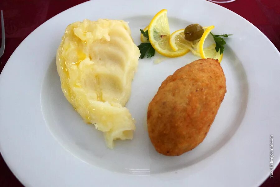 Котлета по киевски с картофельным пюре. Котлета по киевски с пюре. тельное из рыбы. картофельное пюре с рыбной котлетой. тельное из рыбы с картофельным пюре и соусом.