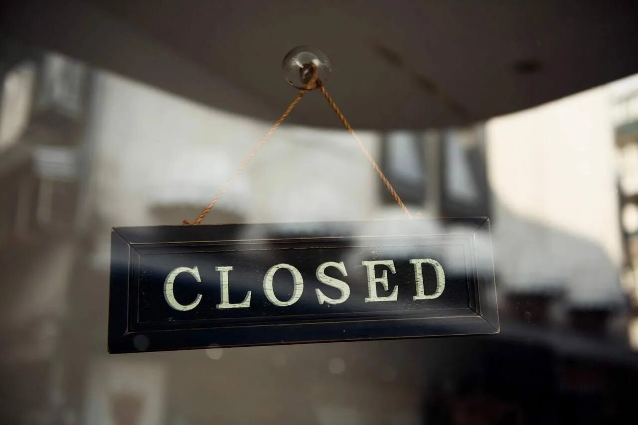 Что значит close up. Табличка closed. надпись closed. вывеска closed. надпись закрыто.