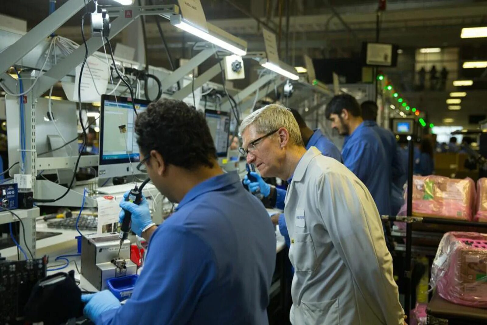 Где производят apple. Foxconn завод apple. тим кук на производстве. компьютер на заводе. производство компьютеров.