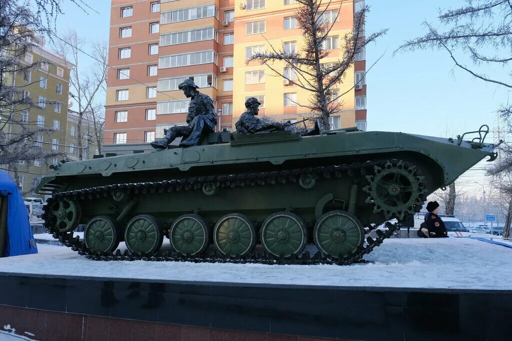 Бмп в городе. Бмп 1 памятник новосибирск. Мемориал бмп кирово чепецк. Бмп в городе. Памятник танк кирово чепецк.