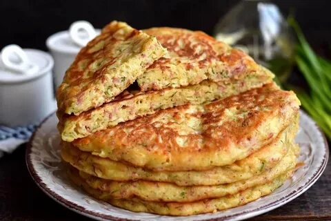 Лепешки на кефире с колбасой на сковороде