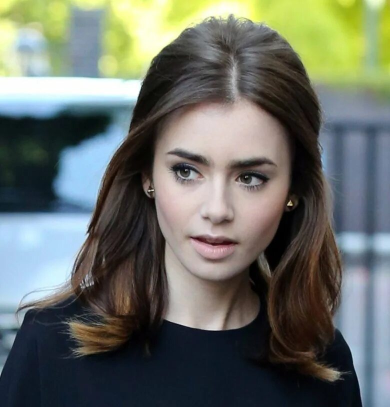 Со средним. Девушка жесты. Сазан хендрикс каре. Красивые брюнетки с короткими волосами. Красивые девушки с каре.