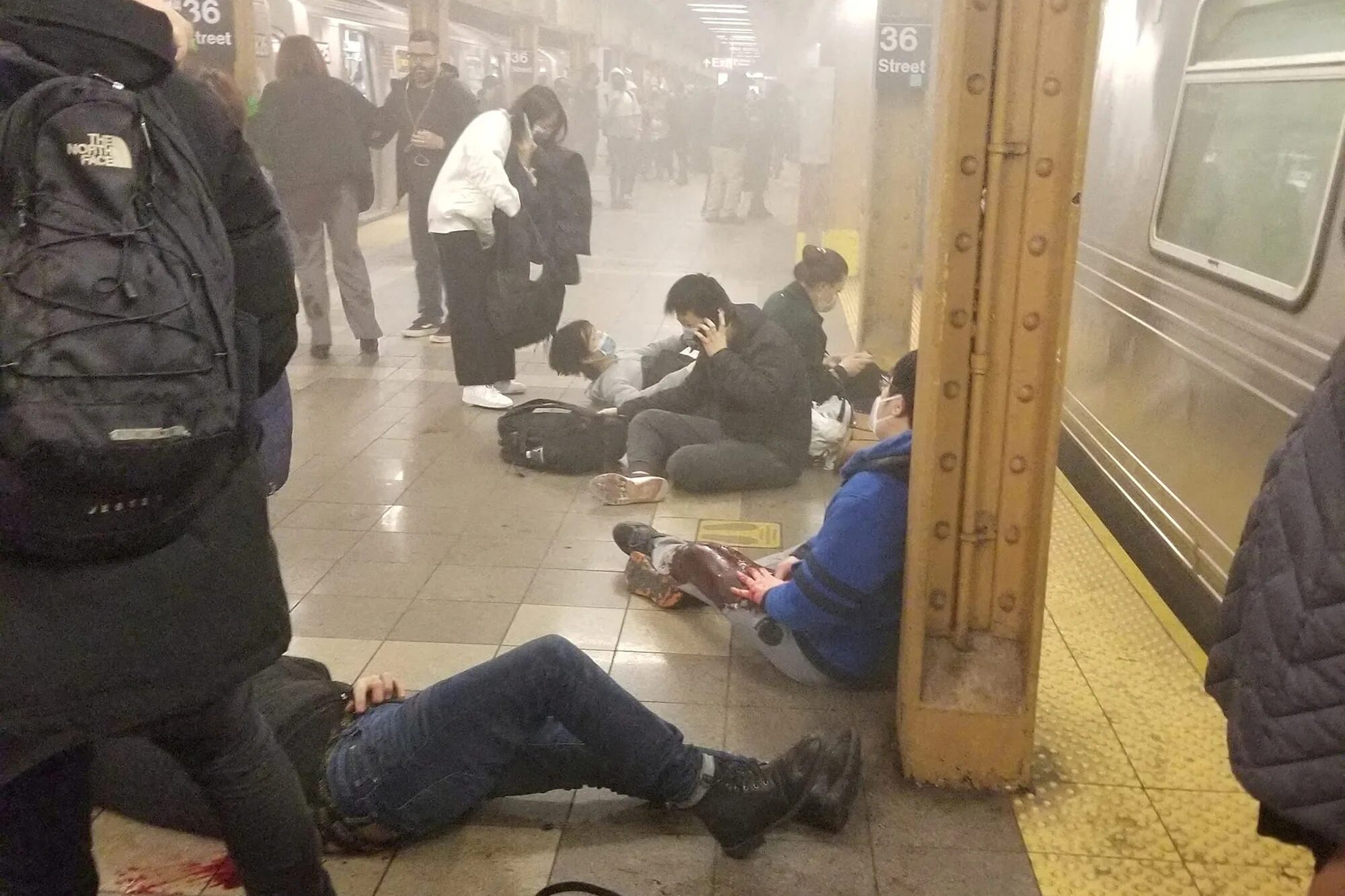 Нападавший в метро. Стрельба в метро нью-йорка. метро нью-йорка 2025. метро полиция нью йорка.