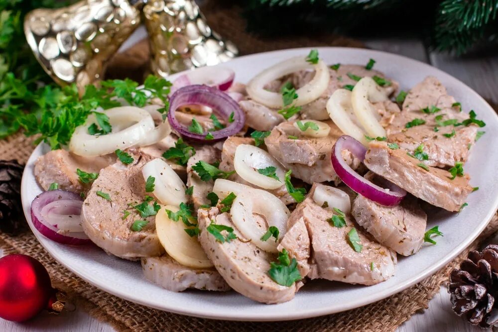 Язык лук. Закуски с языком говяжьим. шашлык из свиного языка. язык говяжий отварной. мясная закуска «холодный шашлык».