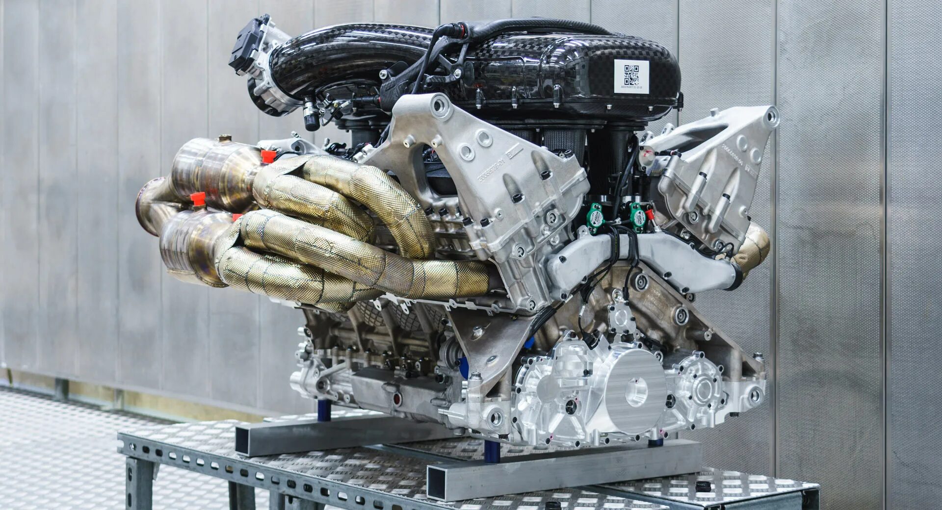 10 000 л с. Aston Martin Valkyrie двигатель. Aston Martin Valkyrie v12. Aston Martin Valkyrie мотор.