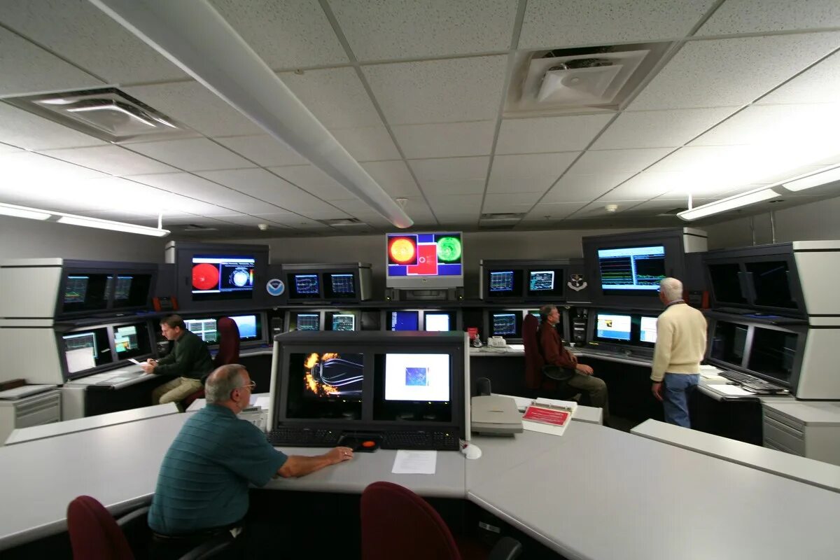 Центр прогнозирования. Space environment. командный центр на английском. meteorology monitors. предвидение космоса канал звезда.