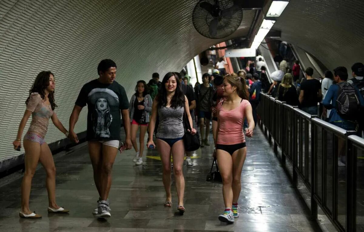 Девушка без плавка. No Pants Subway Ride Москва. В метро без штанов. Девушка без штанов. Красивые девушки без штанов.