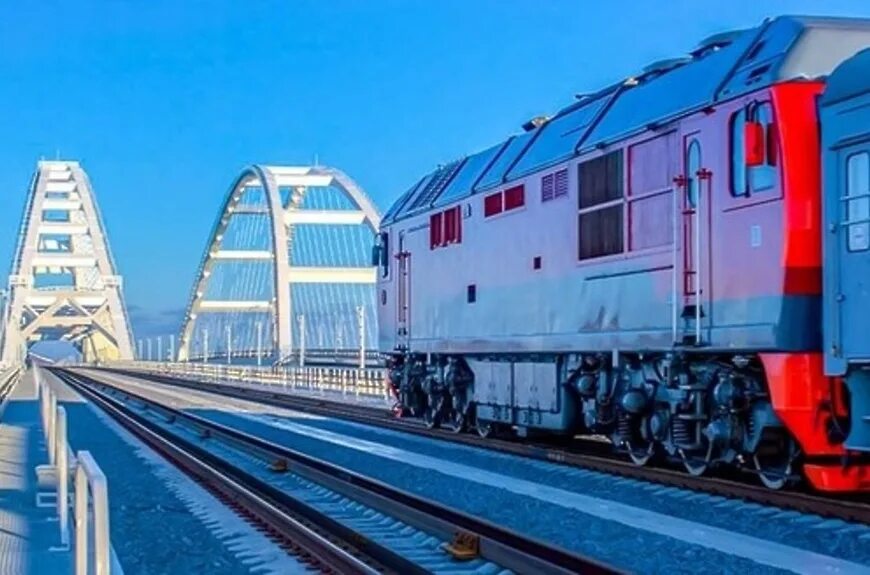 Крымский железнодорожный мост. Железнодорожный вокзал севастополь. Вл10-1823 крымская железная дорога. Пассажирский поезд. Пассажирские поезда украины.