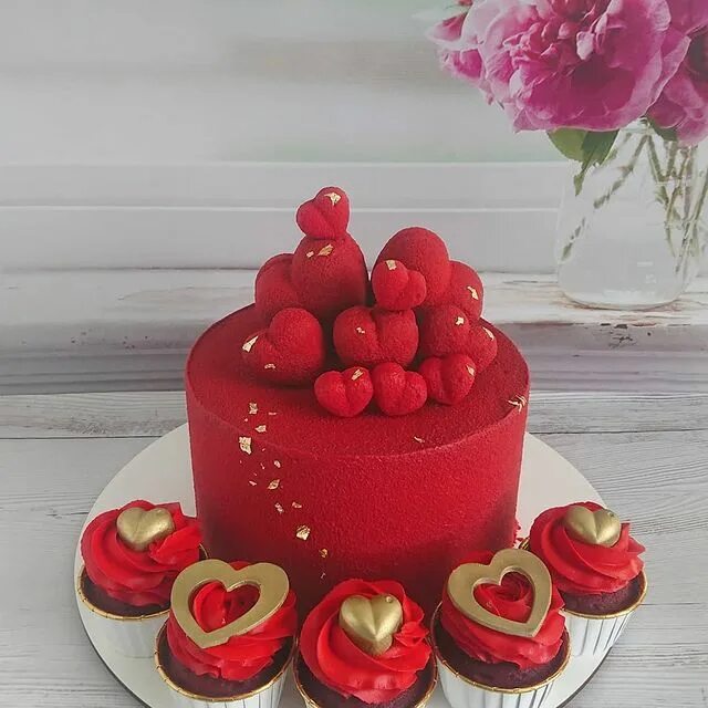 Торты на заказ нижний тагил. Красивый торт с доставкой. Фруктовый торт в магазине. Сколько стоит торт той терьер. Ирина райко нижний тагил торт.