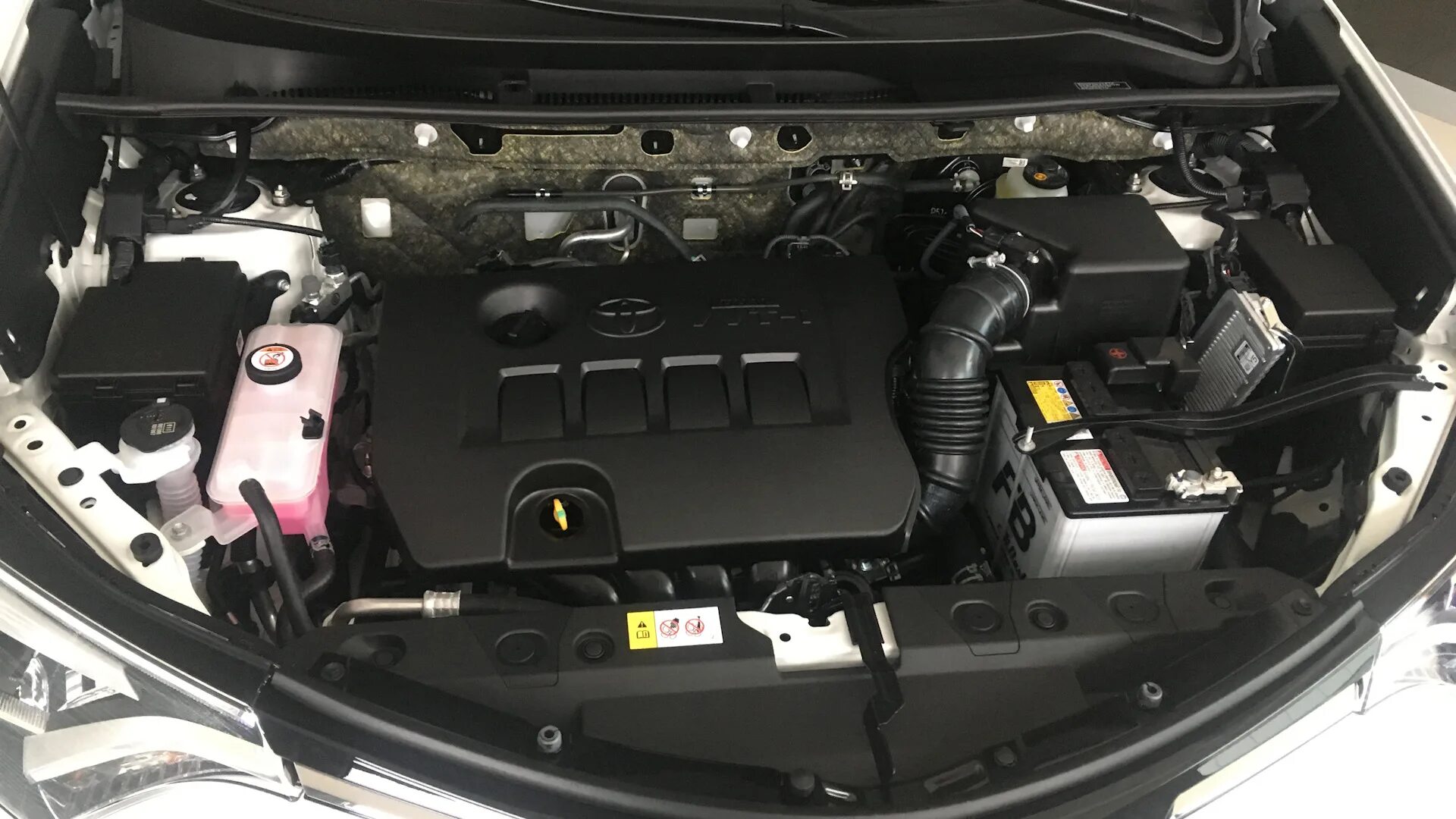 двигатели рав 4 2017. моторный отсек рав 4 2017. 4. моторный отсек тойота рав 4 2018. под капотом рав4 2011.