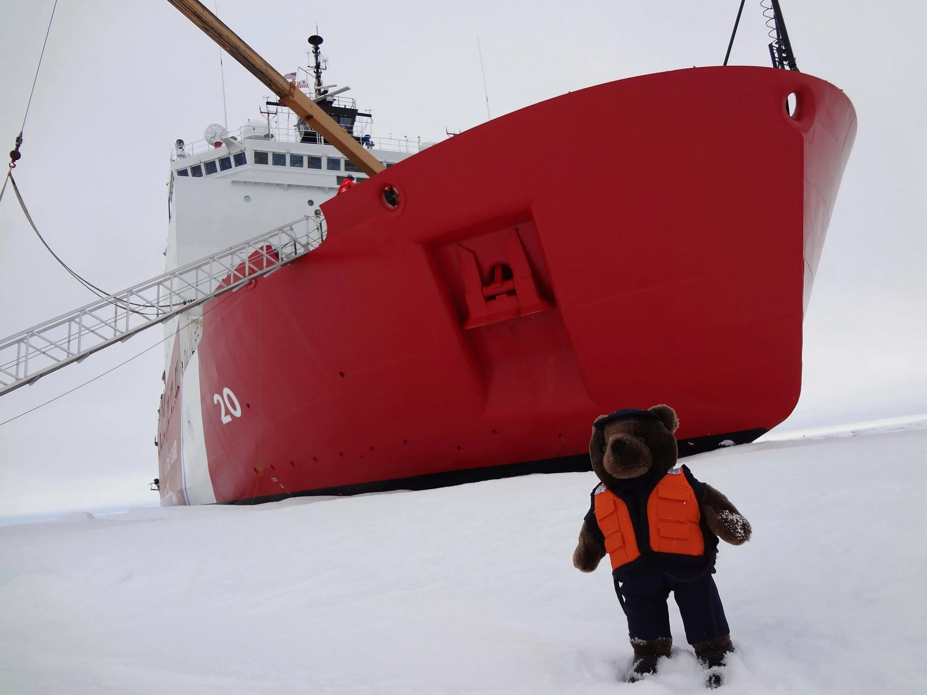 Работа ледокола. Ледокол на рейде. Работа на ледоколе. Замерзает ли ирбенский пролив зимой. Атомный ледокол "арктика".