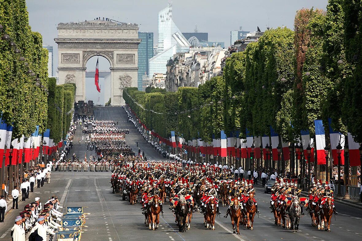 Независимость всех стран. День взятия Бастилии во Франции праздник. Парад во Франции в честь взятия Бастилии. Франция парад в день взятия Бастилии. 14 Июля день взятия Бастилии во Франции.