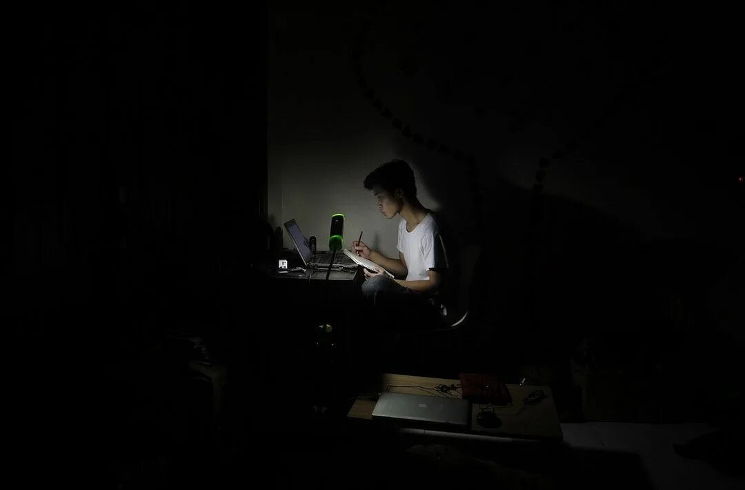 Мрак пустота. Как жить в темноте. Sted. Как жить в темноте. Один человек в темноте.