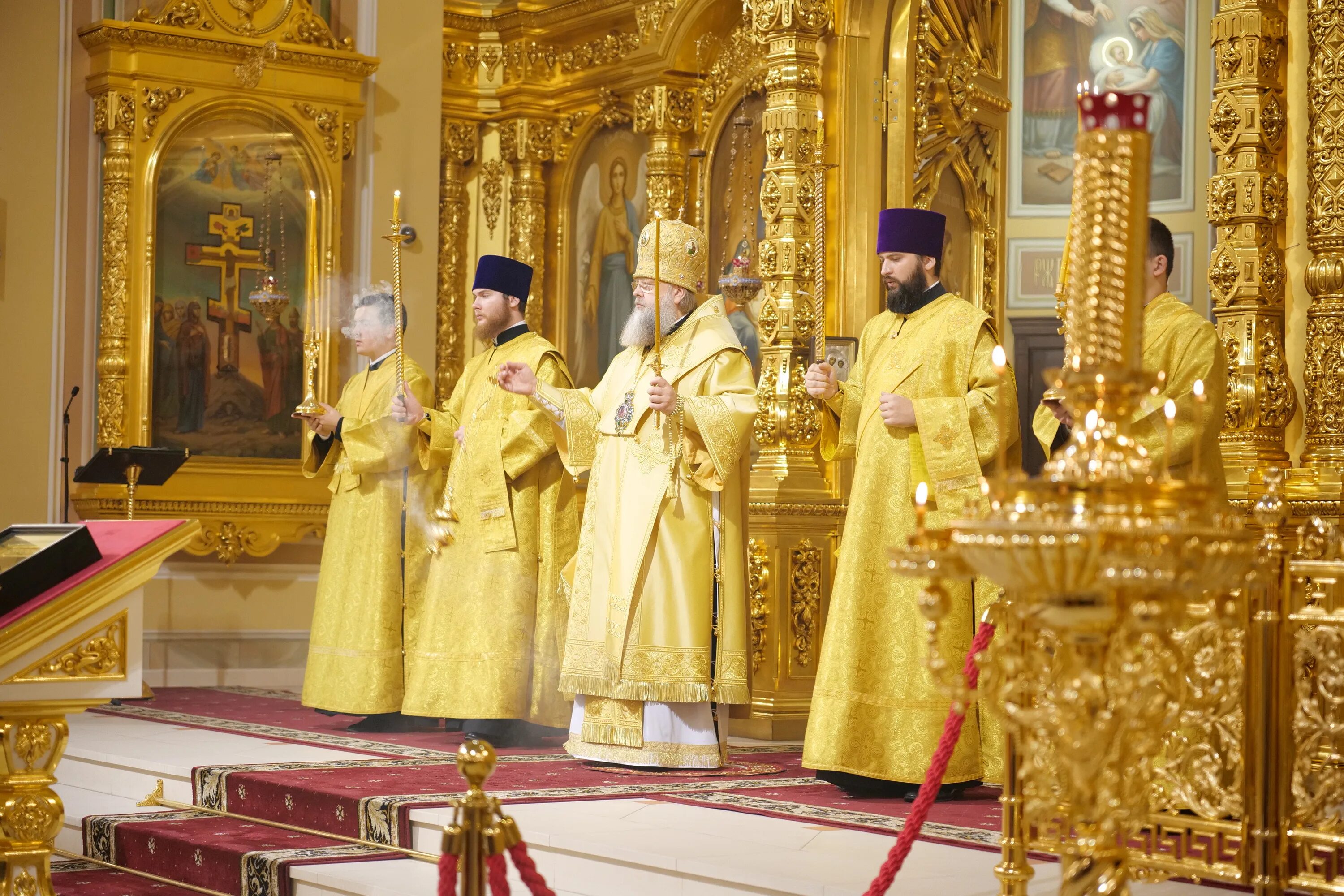 ростовский кафедральный собор 2020. митрополия в ростове. рождественская служба в ростове. службы в ростовских храмах. пасхальная служба.