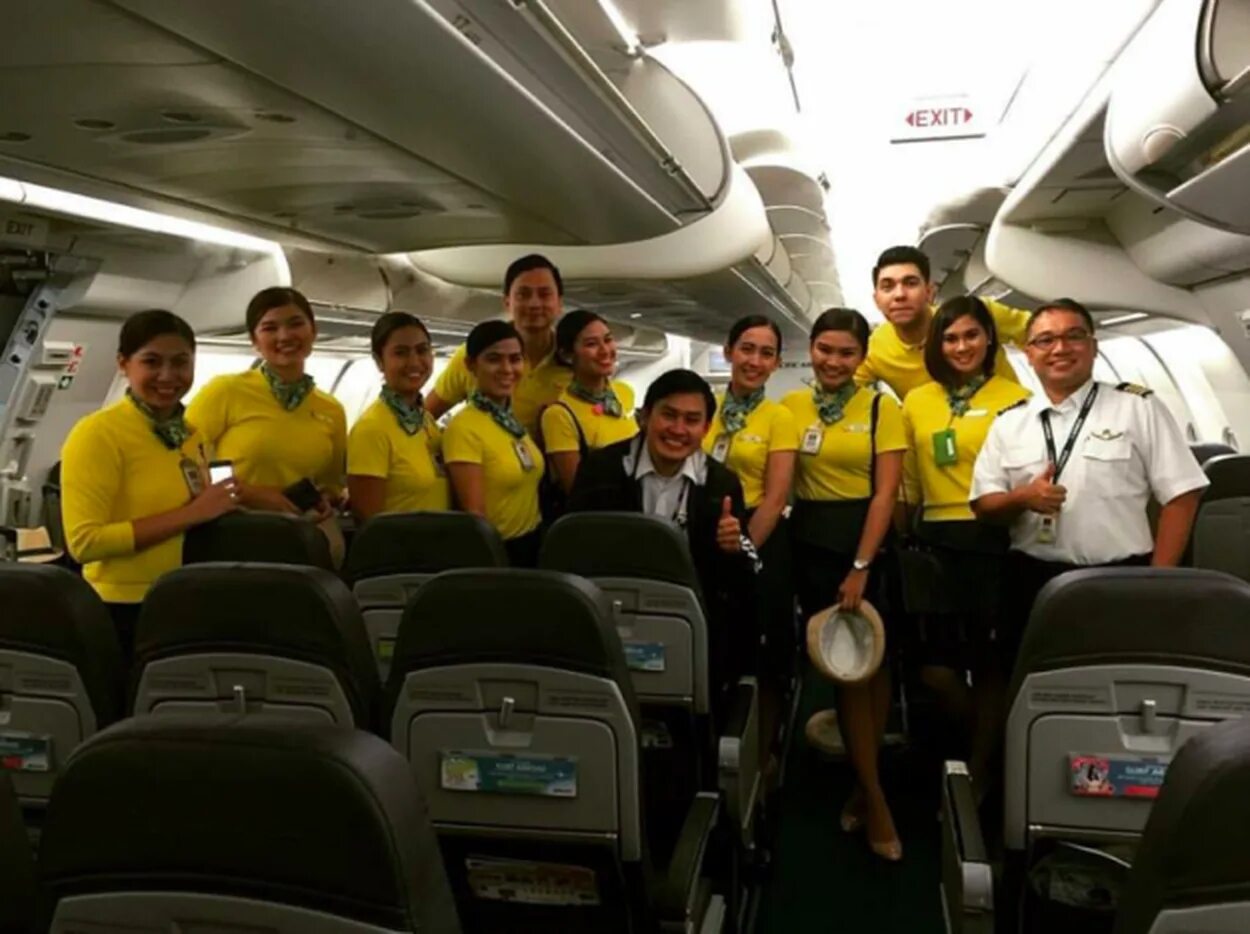 Дети на борту самолета. Самолет Cebu Pacific. Стюардессы Себу Пасифик. Uzbekistan Airways стюардессы. Внутренние авиалинии Филиппин.
