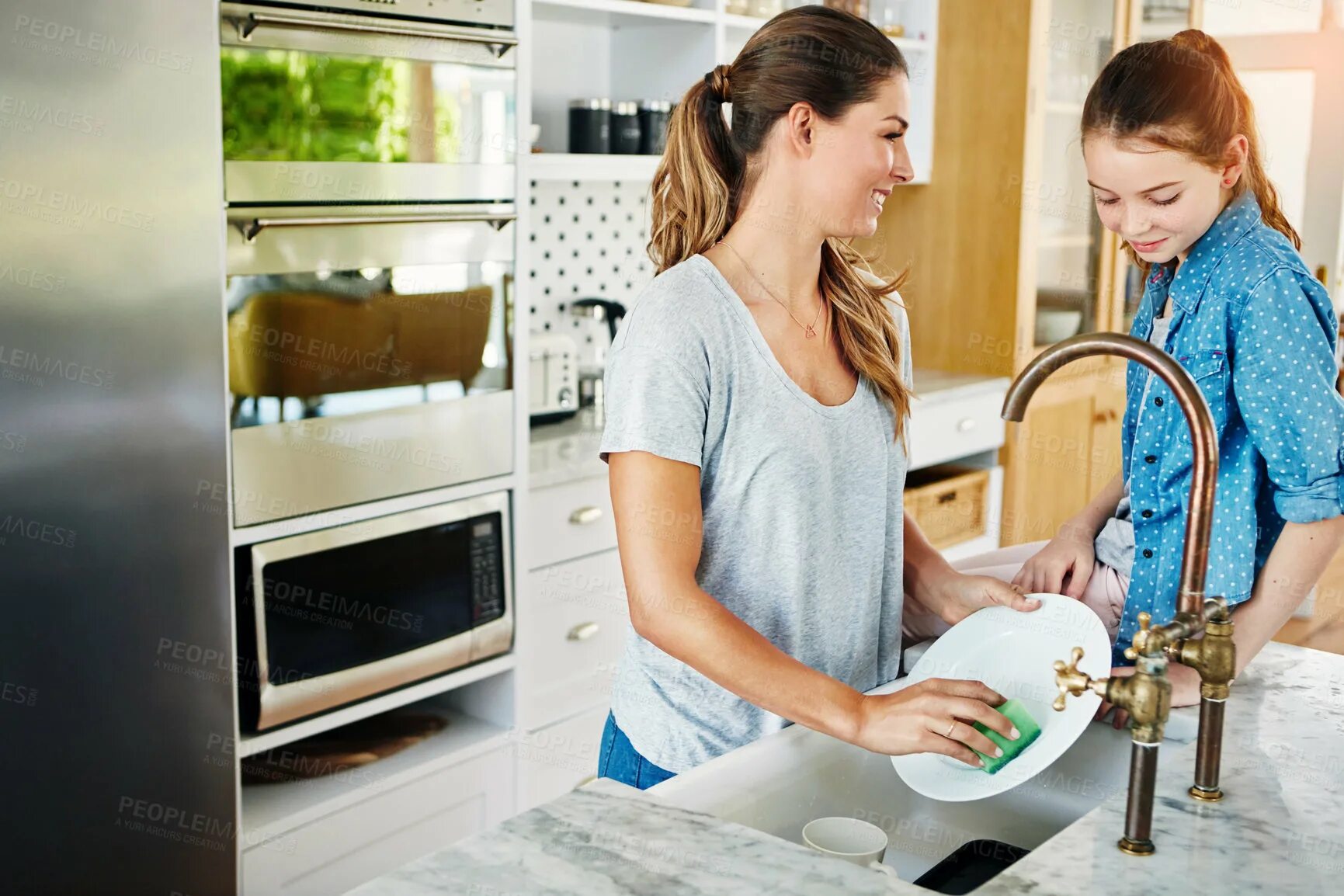 They do the washing up. Mother Wash Washes the dishes. Mother have Washed the dishes. Do the dishes. A beautiful Maid is standing in Front of Sink and washing dishes картинки.