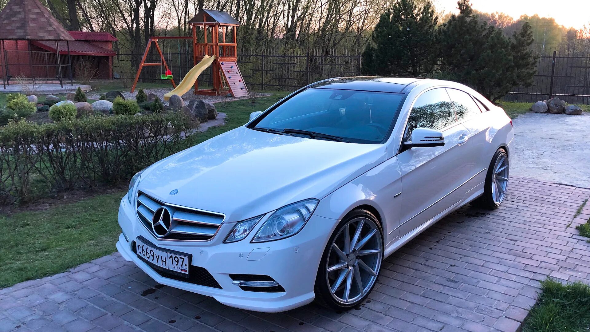 Мерседес е купе купить. Mercedes c207 Coupe. Мерседес 207 купе. Мерседес е 207 купе. Mercedes e200 Coupe 2012.