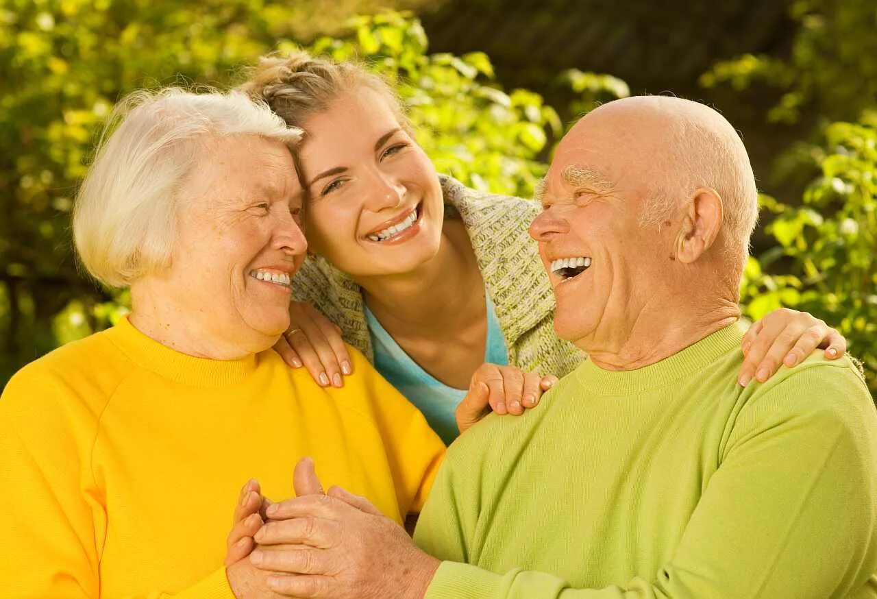 Пожилые люди. Счастливые пожилые люди. Счастливые пенсионеры. Радостные бабушки и дедушки.