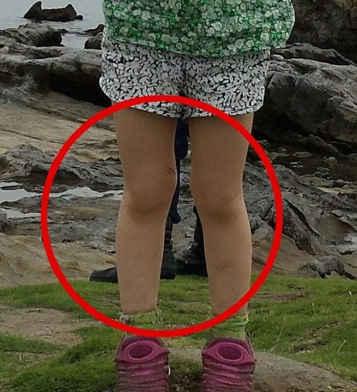 Дочь сфотографировал. Дочь не заметила отца. Папа решил сфотографировать свою дочь. Папа решил сфотографировать свою дочь. Дочь не заметила отца.