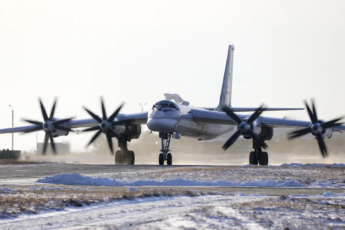 Стратегический ракетоносец ту-95мс. Стратегический бомбардировщик ту-95мс. Ту-95мс. Самолет ту 95 мс. Ту 95 мс стратегический бомбардировщик ракетоносец.