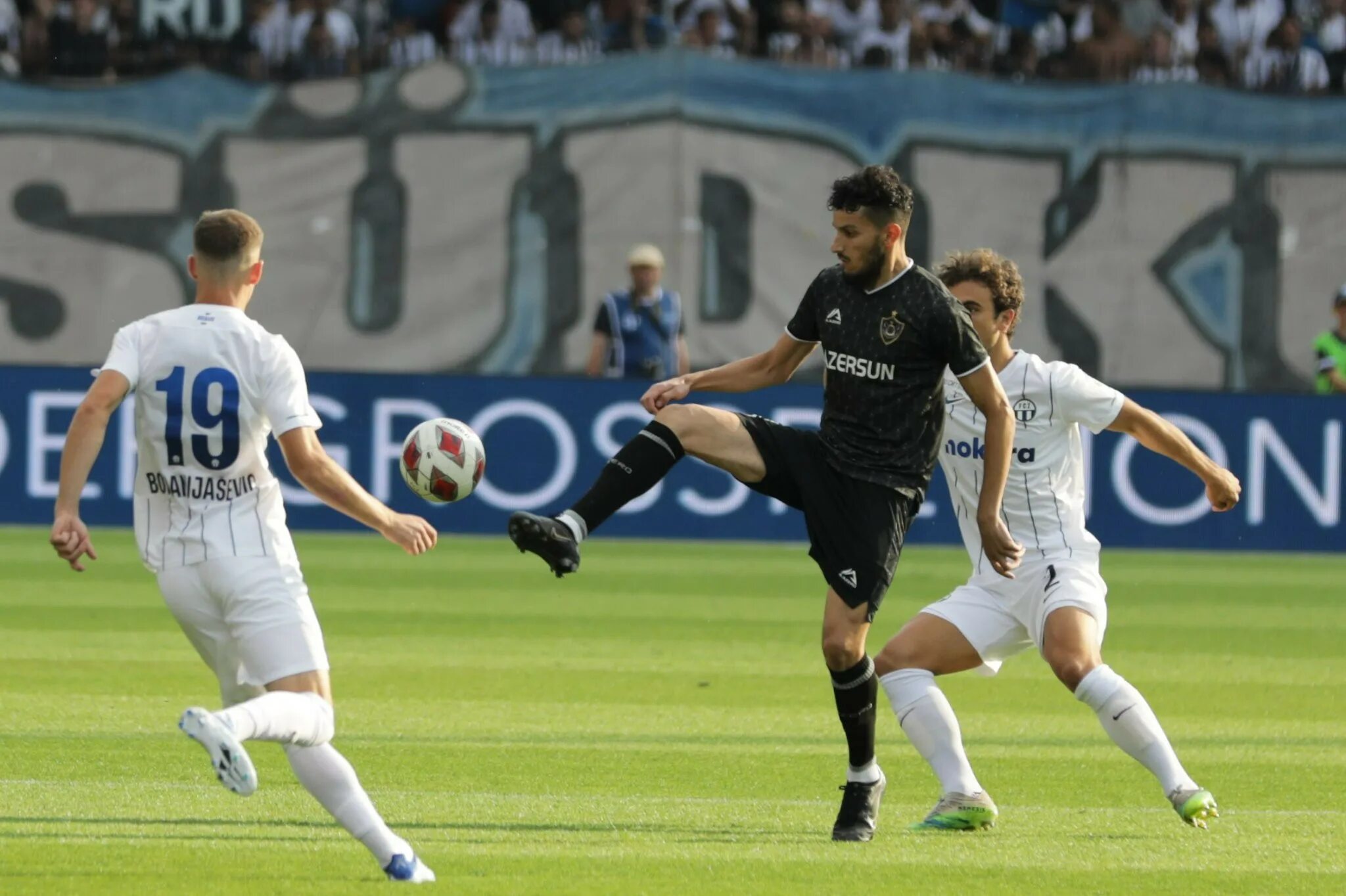 Qarabağ fk. Qarabağ dinamo zaqreb. Карабах новый футболист. Карабах футбол логотип. Qarabağ dinamo zaqreb.