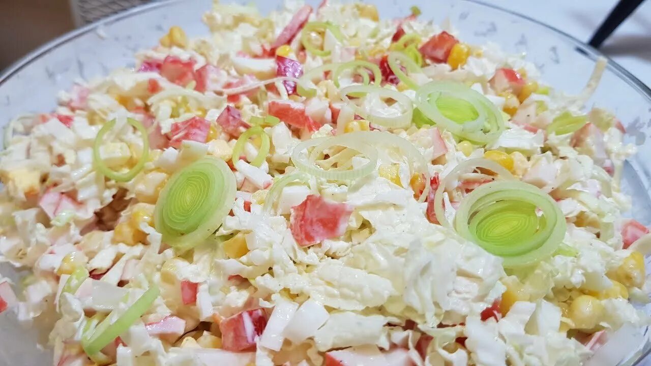 Салат с пекинской капустой и крабовыми палочками и кукурузой. Салат пекинка крабовые палочки. Салат пекинка крабовые палочки. Салат с пекинской капустой и крабовыми палочками и кукурузой. Салат с пекинской капустой и крабовыми палочками и кукурузой.