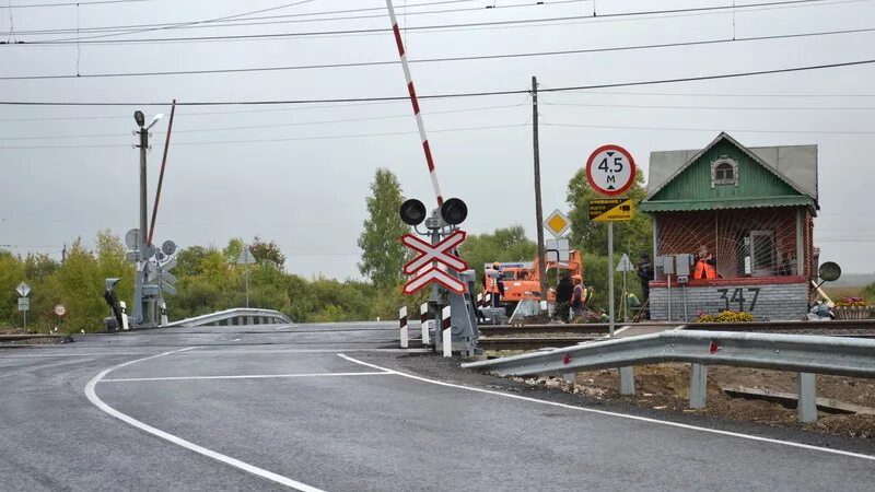 Видео жд переездов. Железнодорожный переезд. ЖД переезд. Переезд со шлагбаумом. ЖД шлагбаум.