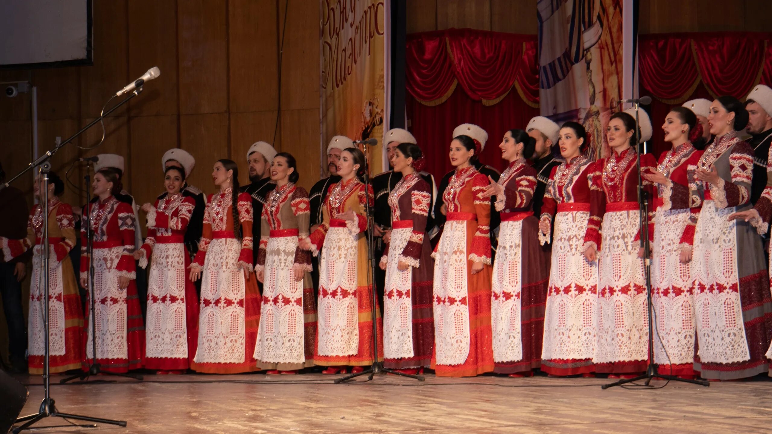 Войсковой певческий хор кубанского казачьего войска. Кубанский казачий хор краснодар. Цкз кубанского казачьего хора сцена. Кубанский хор краснодар концерты. Кубанский хор краснодар концерты.