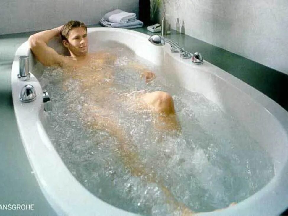 Ли ванна. Ванна с горячей водой. Мужчина в ванне гидромассаже. Гидромассаж ню. Гидромассаж мужской.