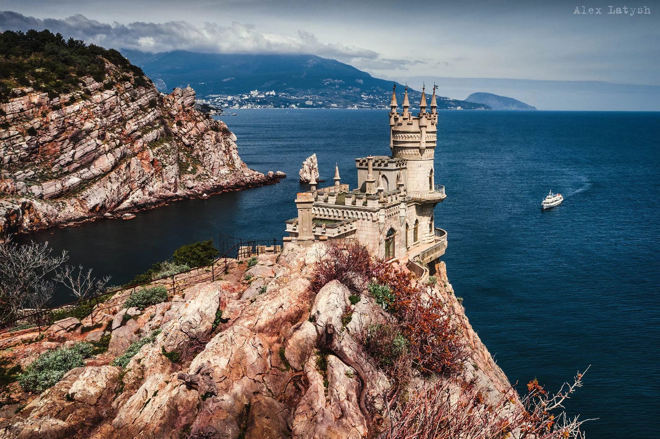 Ялта замок Ласточкино гнездо. Ласточкино гнездо в Крыму с моря. Крымский полуостров Ласточкино гнездо. Ялта Ласточкино гнездо с моря. Скала ласточкино гнездо