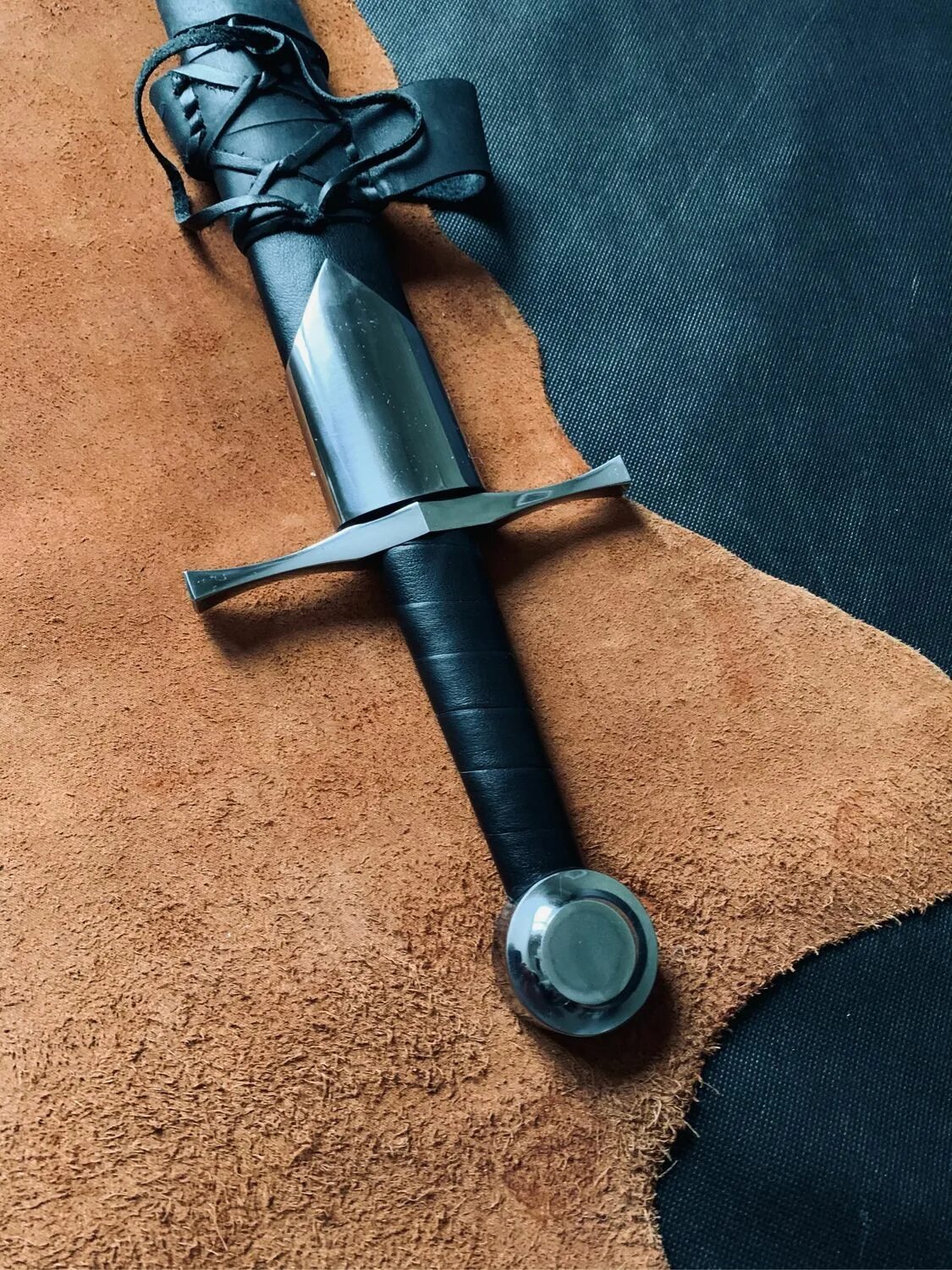 Средневековый одноручный меч одноручный меч. Романский полуторполутор меч. Одноручный романский меч. Одноручный романский меч. Одноручный романский меч.