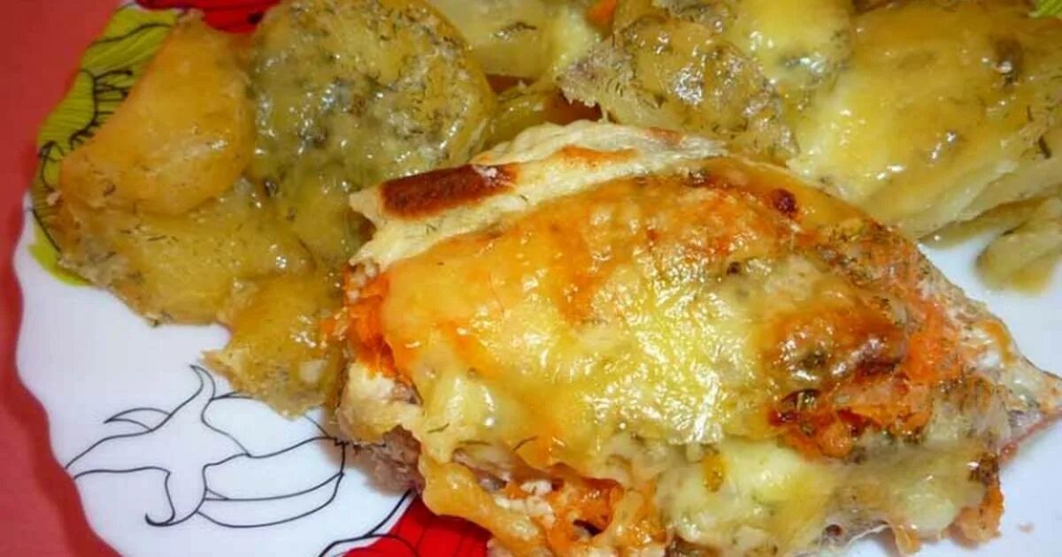 Картошка с филе под шубой. Горбуша под шубой в духовке. рыба под шубой в духовке. филе горбуши под шубой в духовке. горбуша в картофельной шубке.