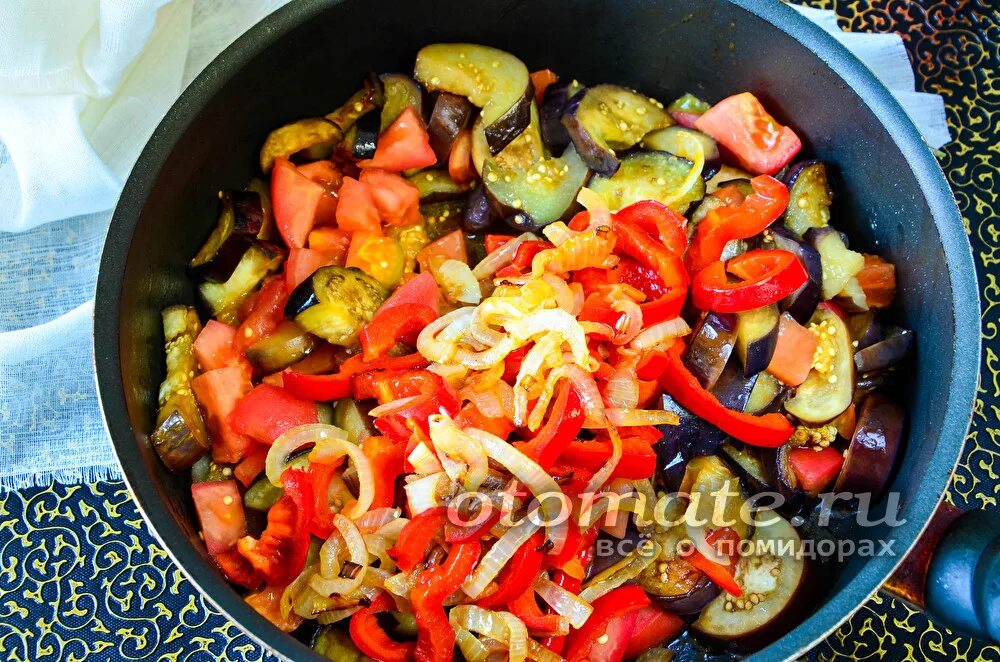 Как вкусно потушить баклажаны с помидорами. Баклажаны тушеные с помидорами. баклажаны тушеные с томатами. тушеные баклажаны с фаршем и помидорами. фото баклажаны тушеные с помидорами.