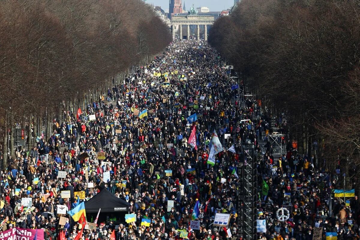 Митинги в Германии 2022. Антивоенные протесты в Германии. Митинги против войны с Украиной. Украинские митинги в Германии. Народ выходит на улицу