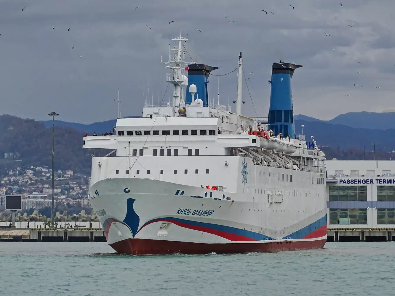 Лайнеры черного моря. Круизный лайнер черное море. Лайнеры черного моря. Лайнеры черного моря. Лайнеры черного моря.