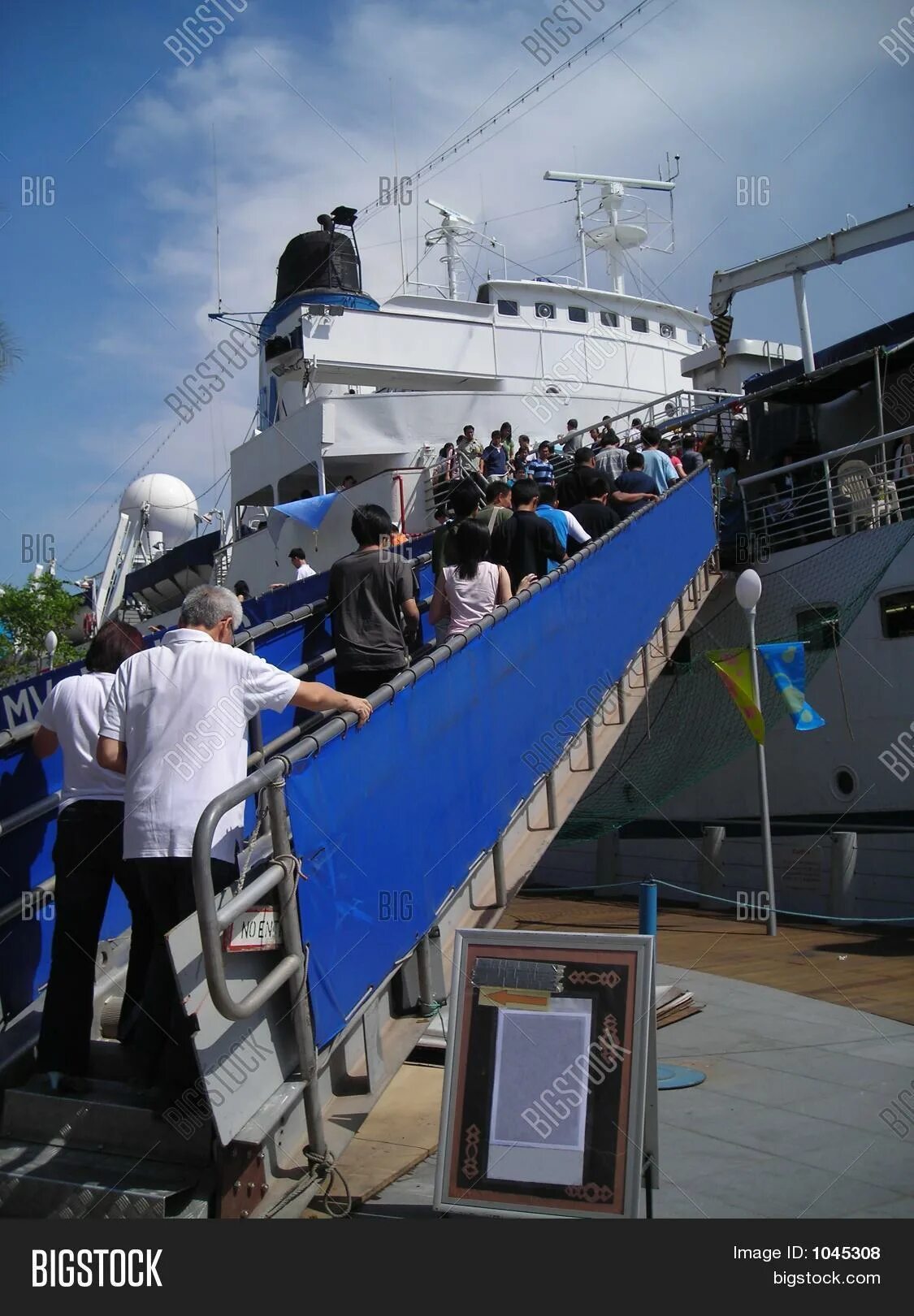 On board the ship. Пассажиры корабль. Люди поднимаются на корабль. Трапы для инвалидов на кораблях. Посадка на корабль.