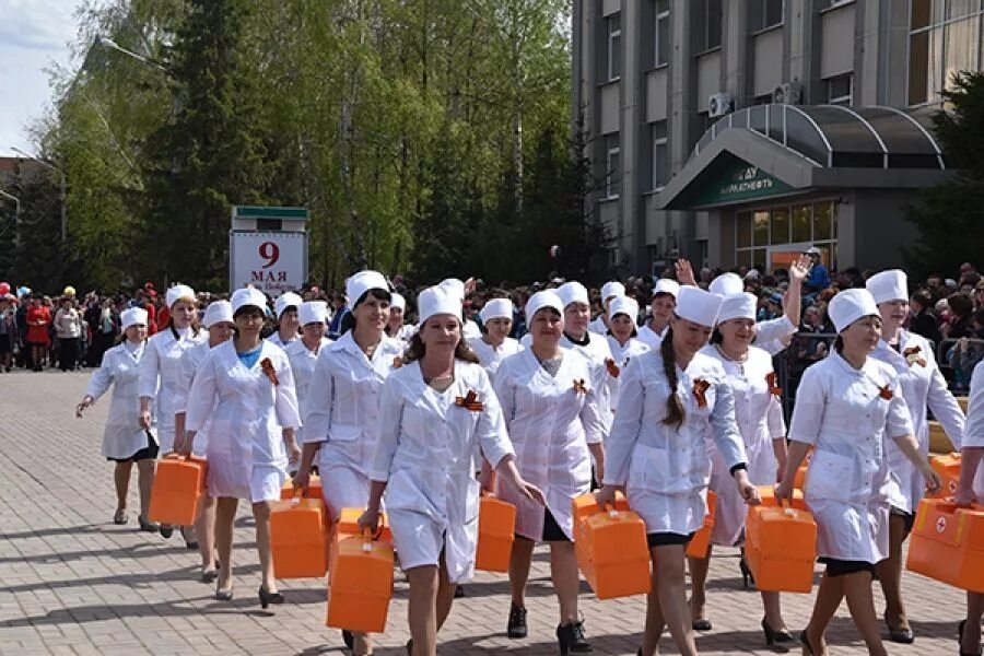 марш врачей. шествие медиков в барнауле 9 мая. парад медицинских работников. парад медиков. парад врачей.