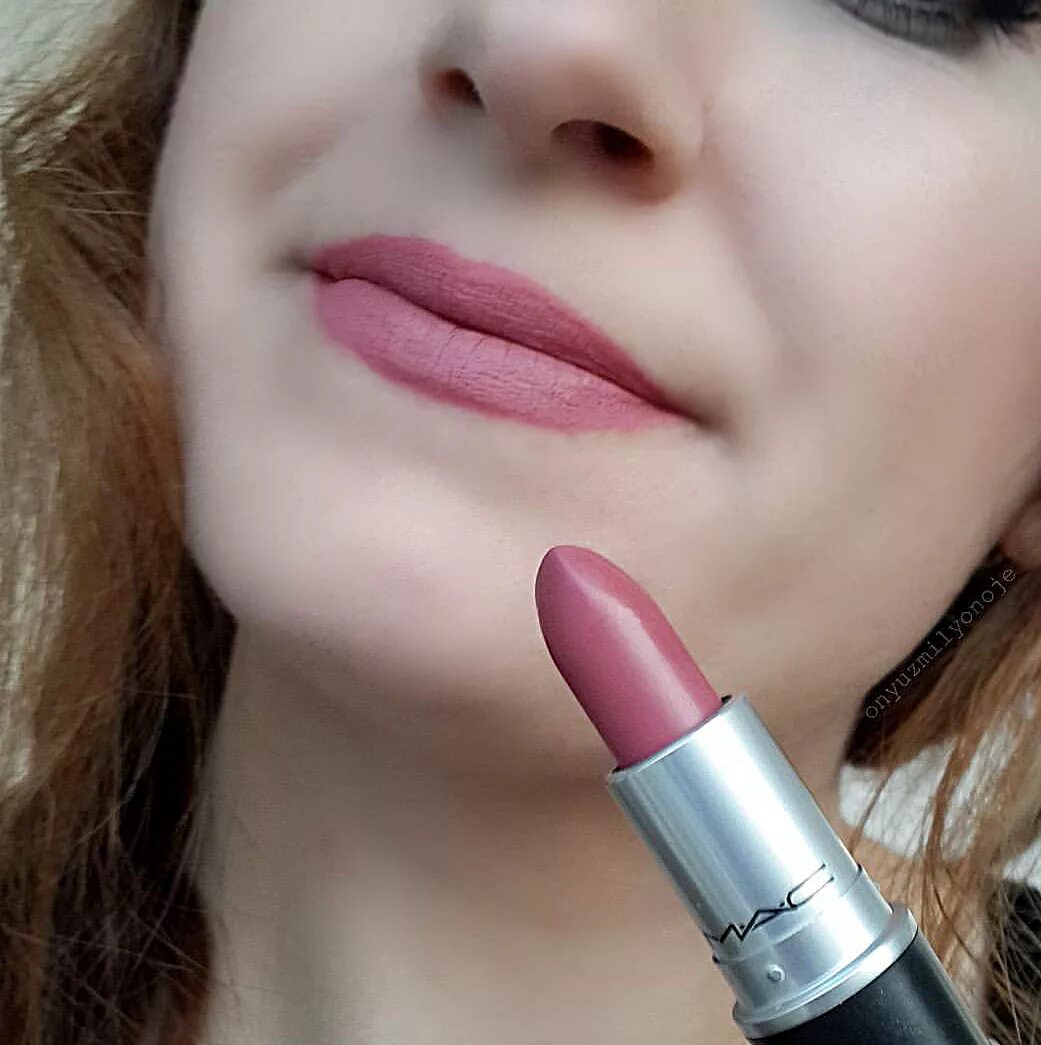 Матовая губная помада отзывы. Mac mehr помада. Помада Mac 608 mehr. Mac Matte Lipstick 608 mehr. Mac mehr свотчи.