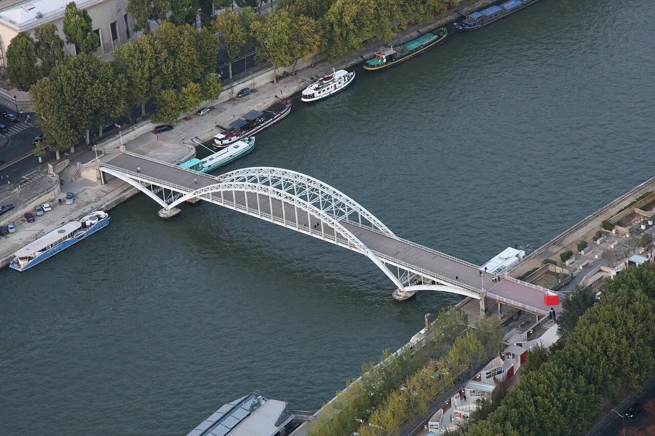 Дом под мостом