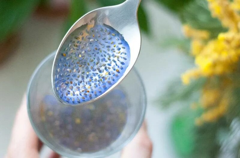 Разбухшие семена семена чиа. Семена чиа разбухшие. Вода для проращивания марихуаны. Семечки в воде. Семена чиа в воде.