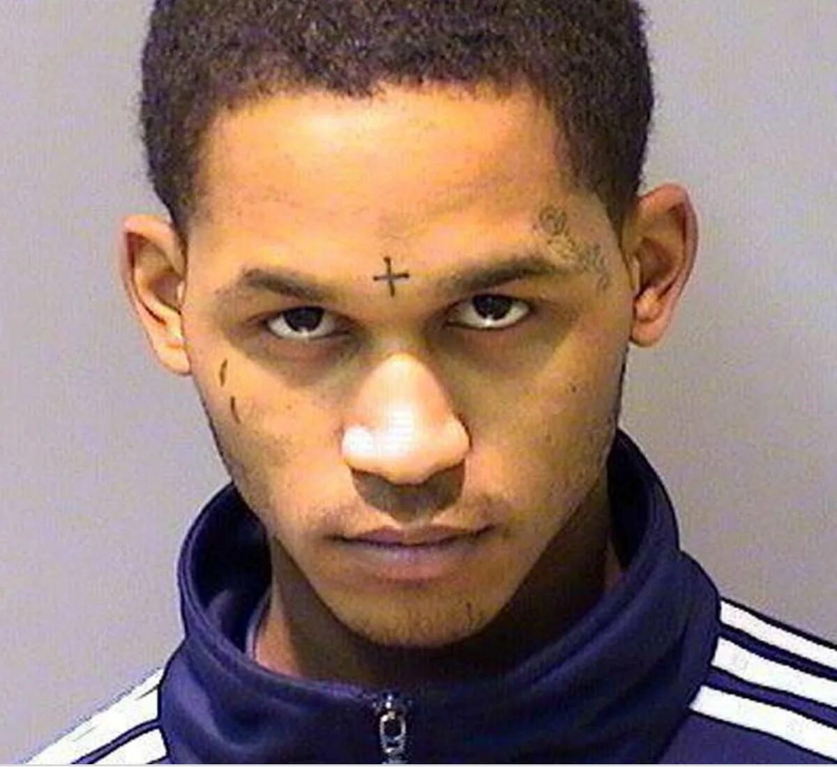 Часы на лбу. Fredo Santana. Магшот Сантана. Фредо Сантана mugshot. Магшоты рэперов.