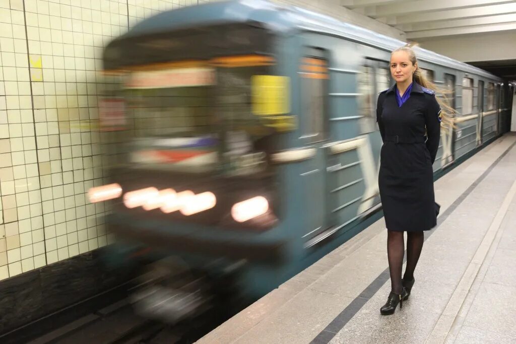 Девушки метрополитена. Красотки в московском метро. Есть девушка на метро. Фотосет в метро. В подземке фотосессия.