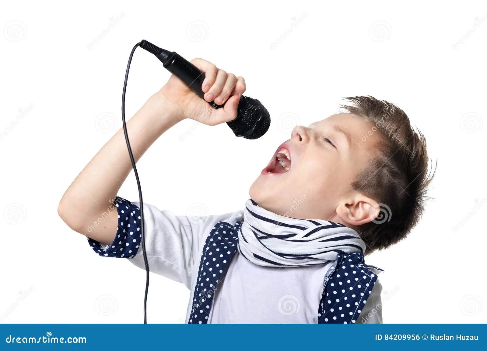 Поют юноши. Мальчик поет. Мальчик поет в микрофон. Юноша поет. Мальчик вокал.