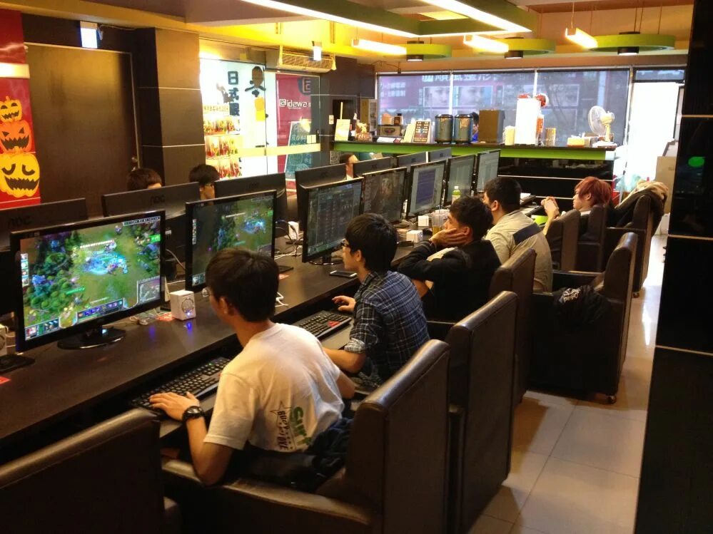 Интернет кафе это. Интернет кафе. Кибер кафе. Люди в интернет кафе. Интернет кафе в Корее.