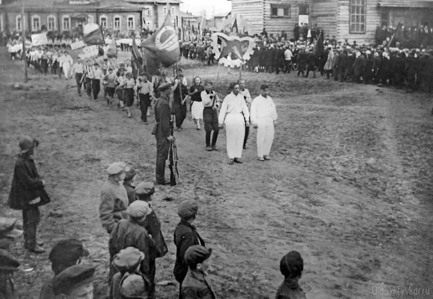 1 Мая 1932. Фото 1932 года. Колонна на демонстрации 1 мая. Киров 1932 год фотографии. 1 мая сыктывкар