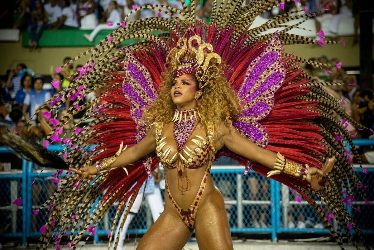 Rio 18. Карнавал в Рио-де-Жанейро. Карнавал Рио (Rio Carnival). Рио де Жанейро карнавал женщины. Карнавал Рио бразильянки.