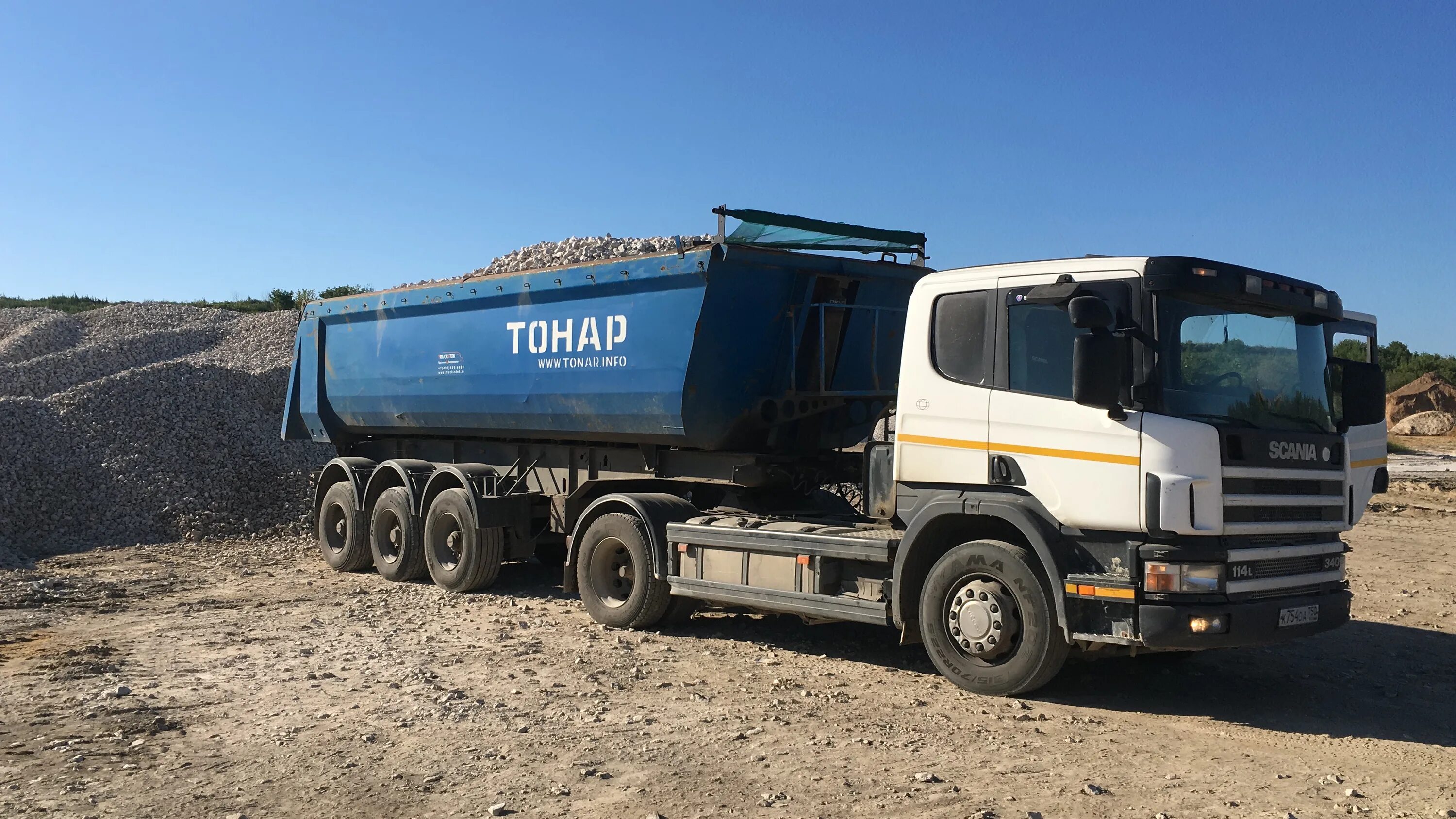 Тонар с песком. Тонар с щебнем. Камаз 6460 тонар самосвальным. Перевозки тонарами щебень. Погрузка песка в карьере.